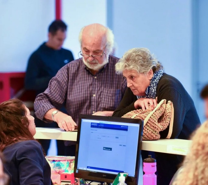 Jubilaciones: Oficializan el bono de $70.000 para noviembre y la mínima supera los $400.000